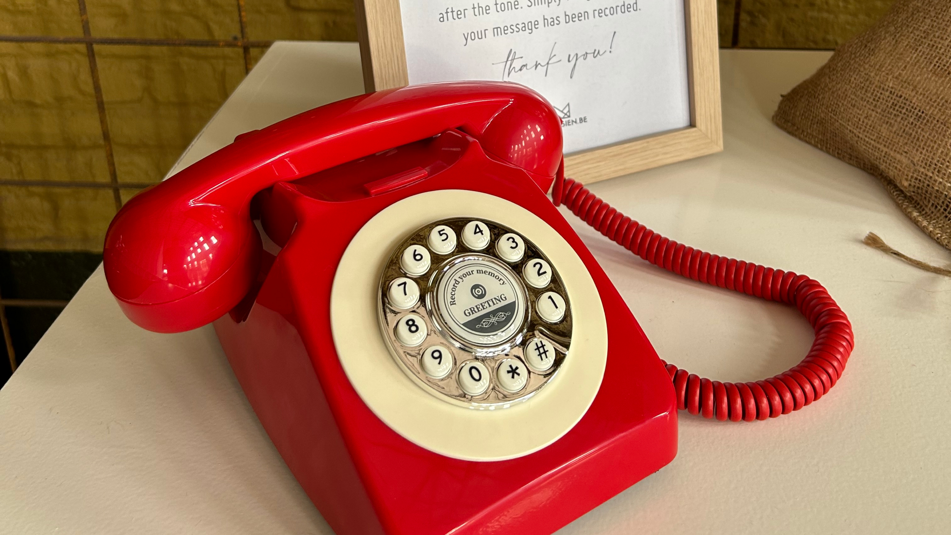 Audio Guest Book. Op zoek naar een origineel gastenboek? Dankzij ons Audio Guest Book spreken je gasten grappige, sentimentele, onvergetelijke... voicemails in.